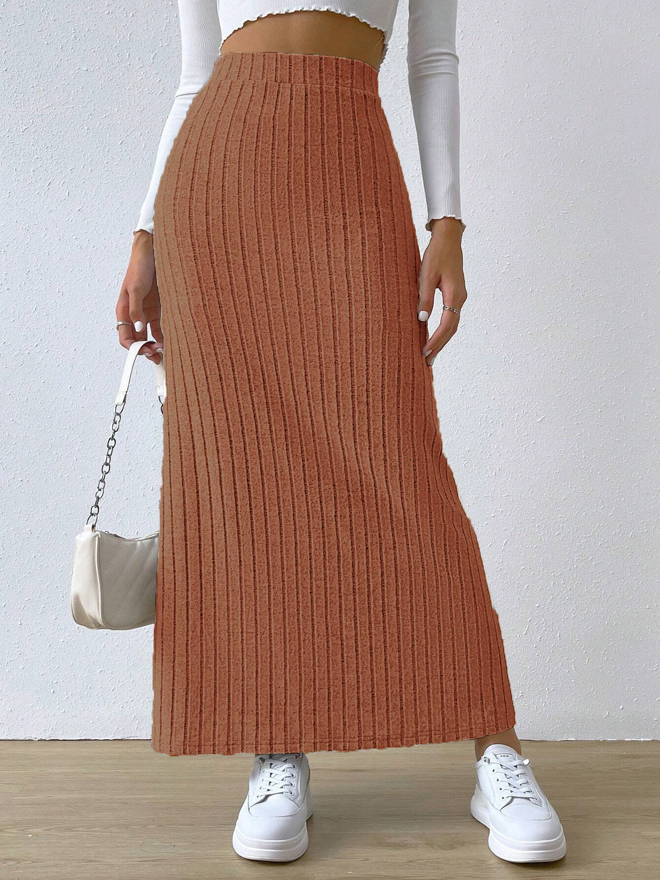 High-waisted fitted knit skirt with side slits 25